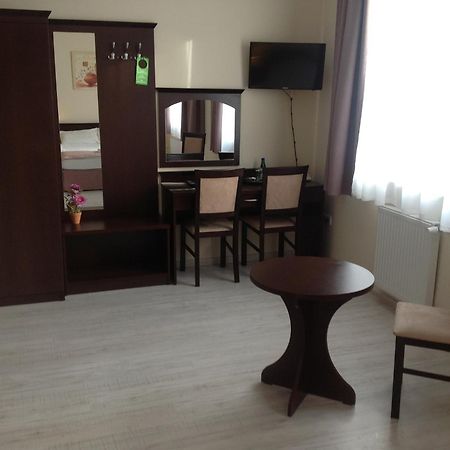 Hotel Feniks グニェズノ エクステリア 写真
