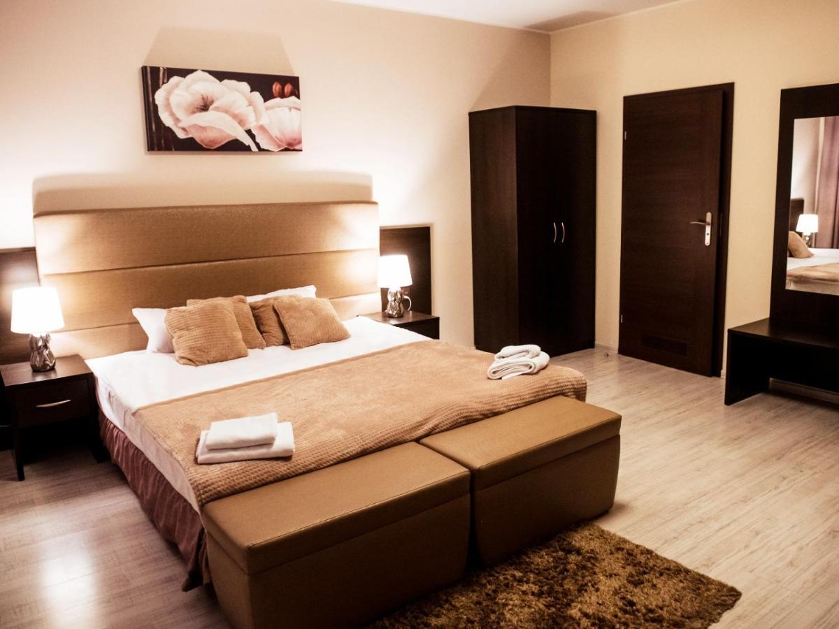 Hotel Feniks グニェズノ エクステリア 写真