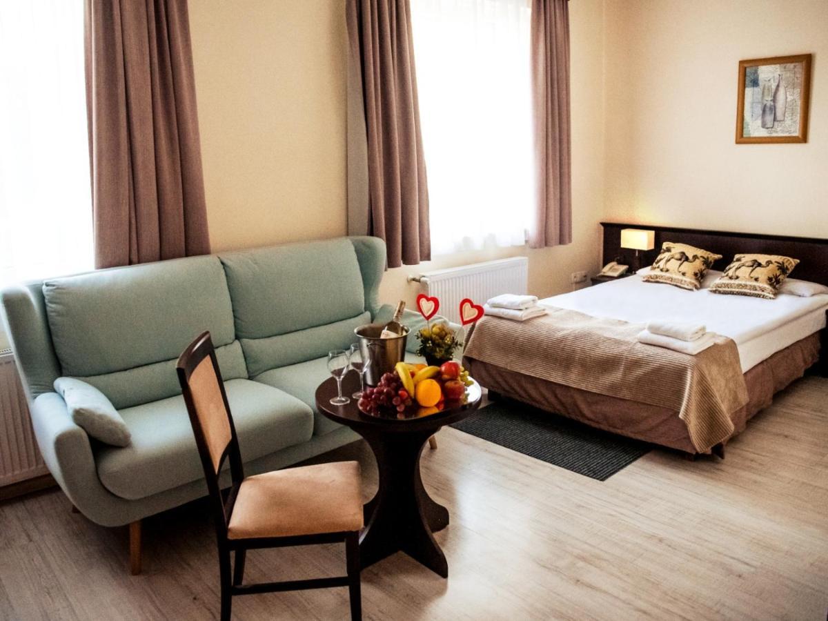 Hotel Feniks グニェズノ エクステリア 写真