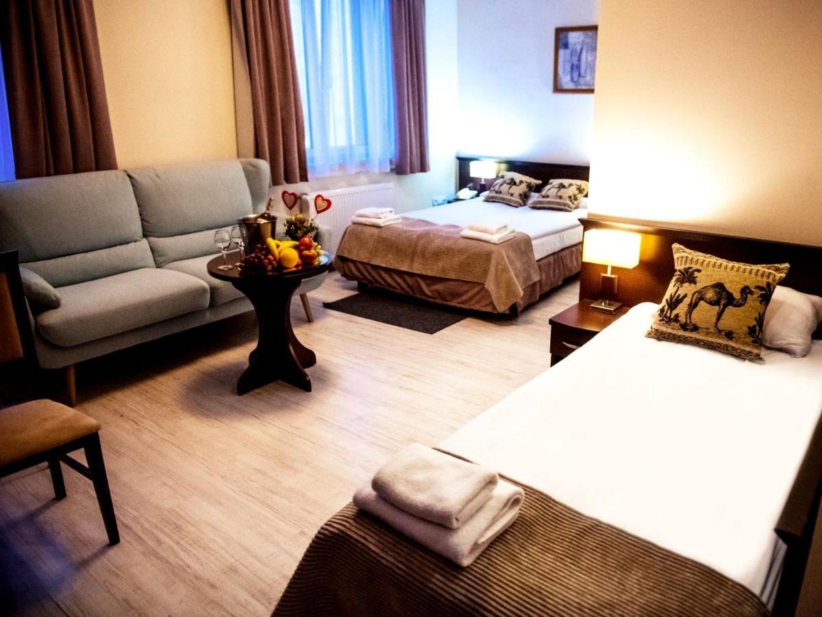 Hotel Feniks グニェズノ エクステリア 写真