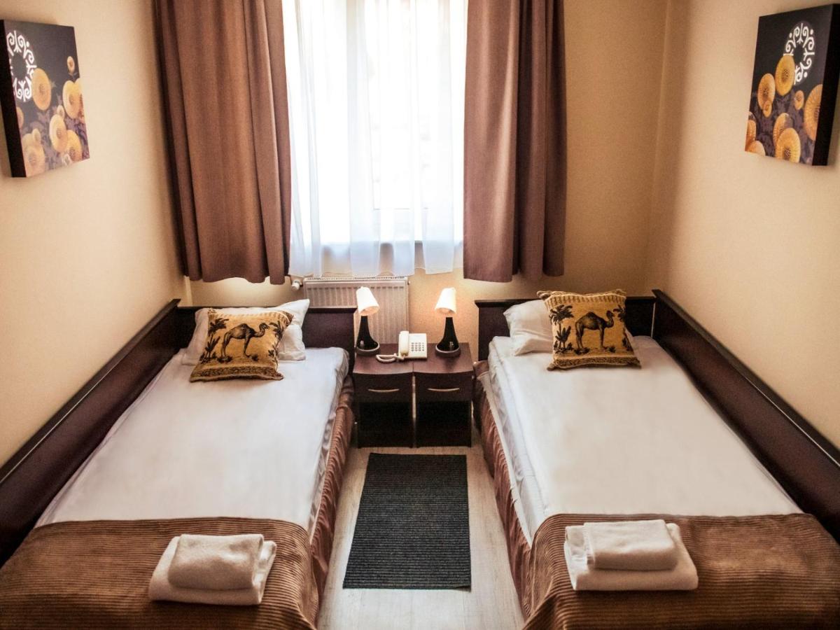 Hotel Feniks グニェズノ エクステリア 写真