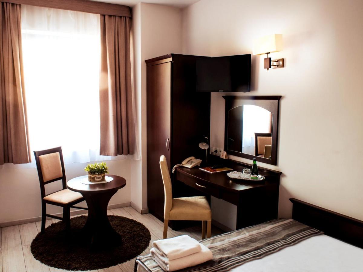 Hotel Feniks グニェズノ エクステリア 写真