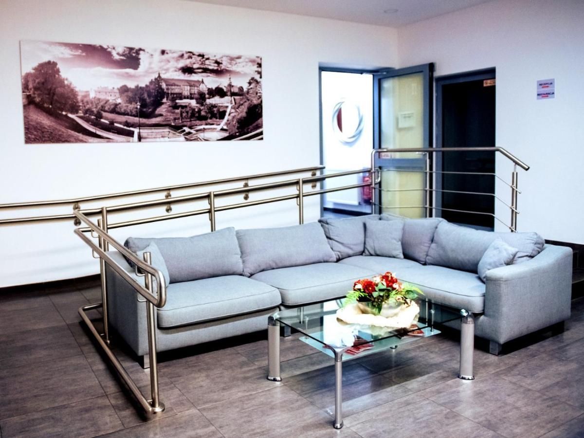 Hotel Feniks グニェズノ エクステリア 写真