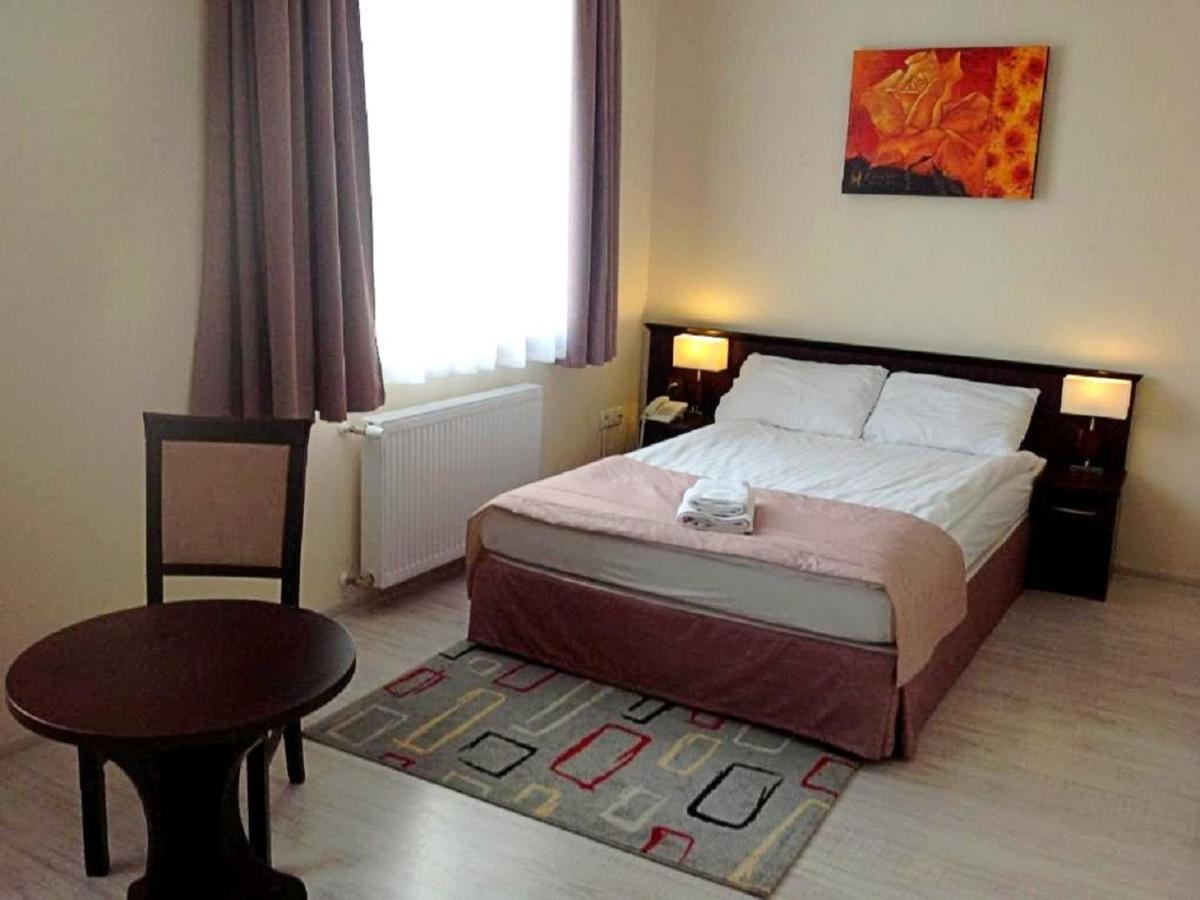 Hotel Feniks グニェズノ エクステリア 写真