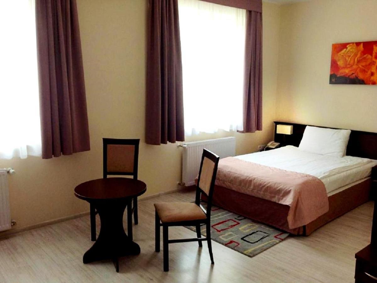 Hotel Feniks グニェズノ エクステリア 写真