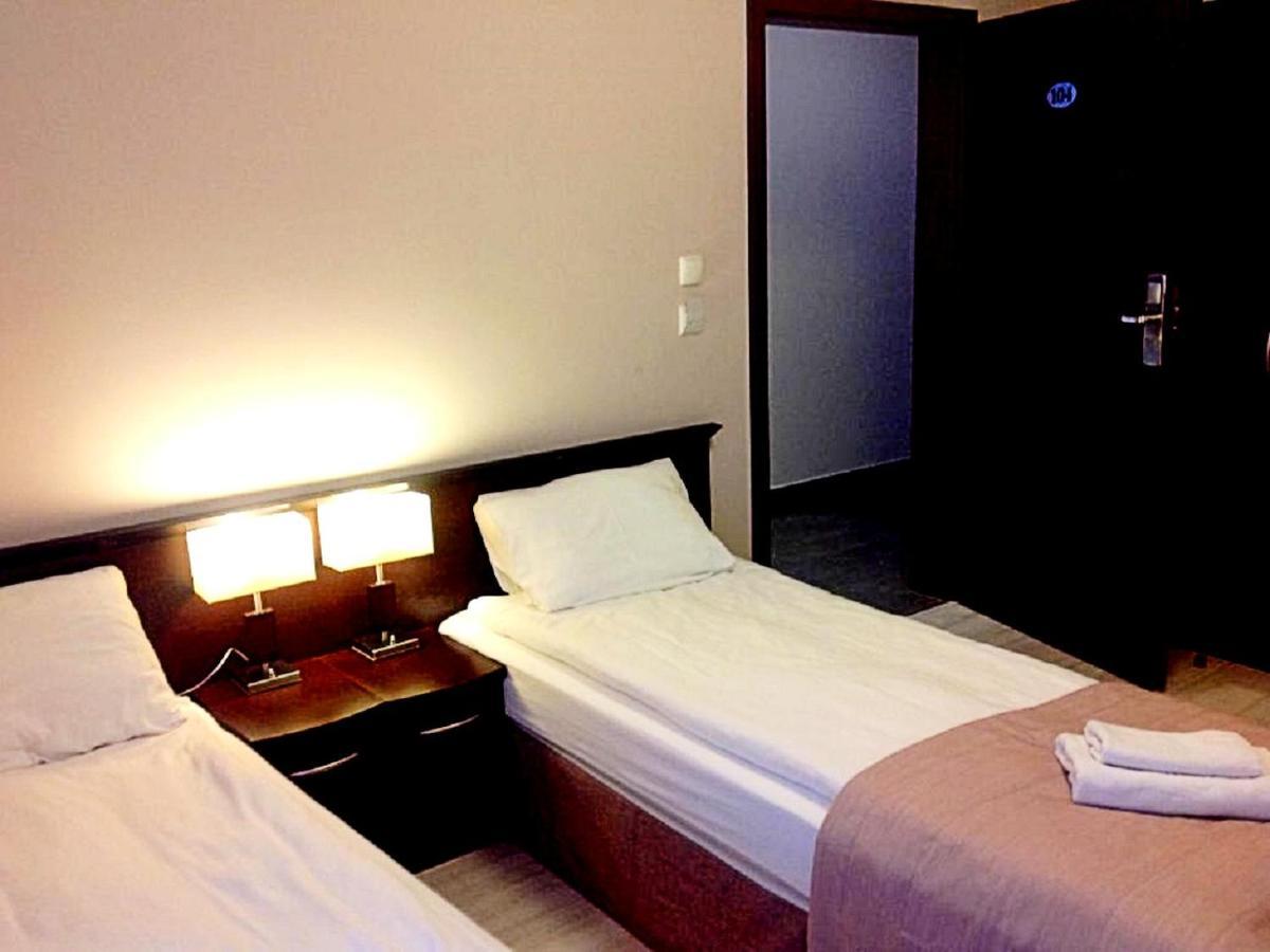 Hotel Feniks グニェズノ エクステリア 写真