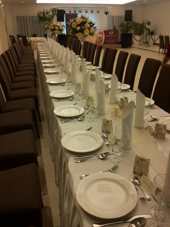 Hotel Feniks グニェズノ エクステリア 写真