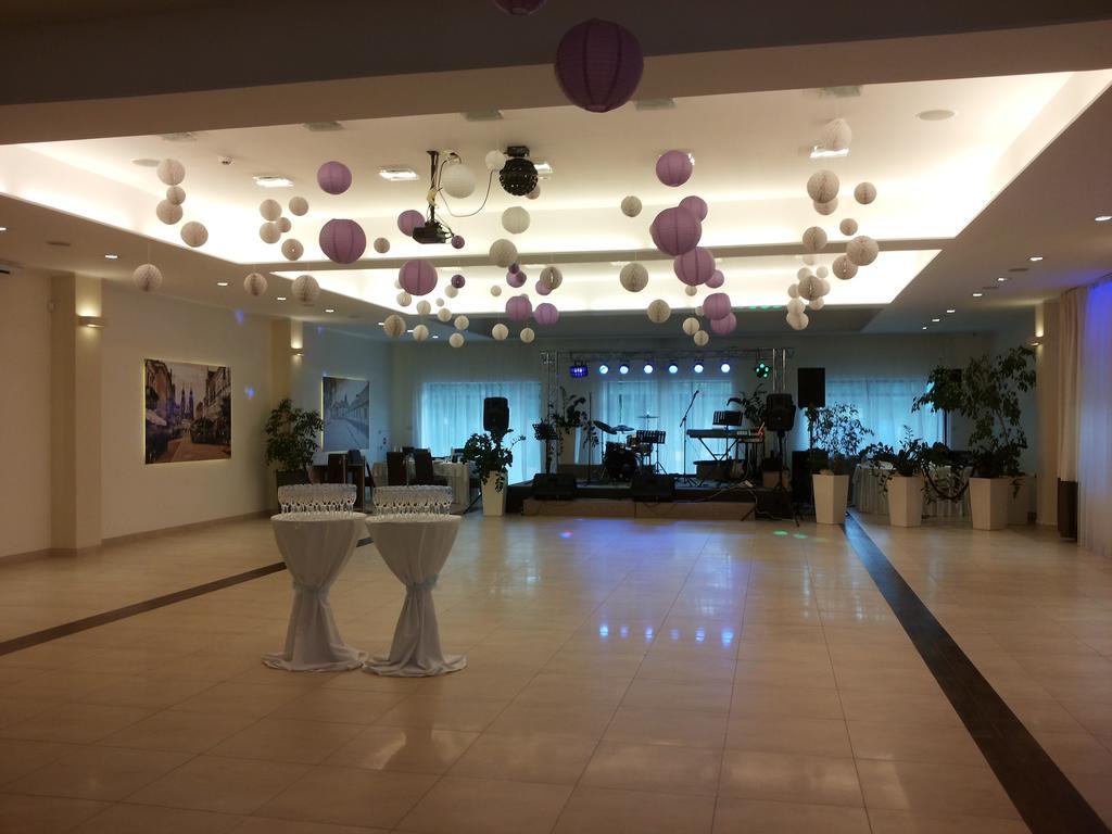 Hotel Feniks グニェズノ エクステリア 写真