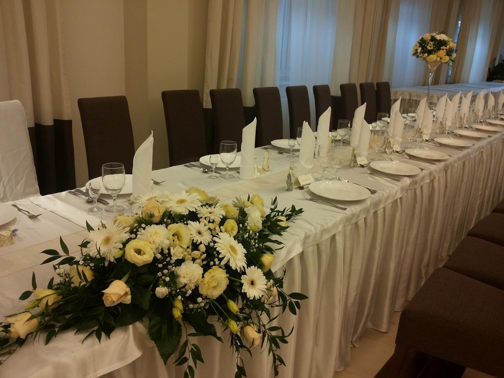 Hotel Feniks グニェズノ エクステリア 写真