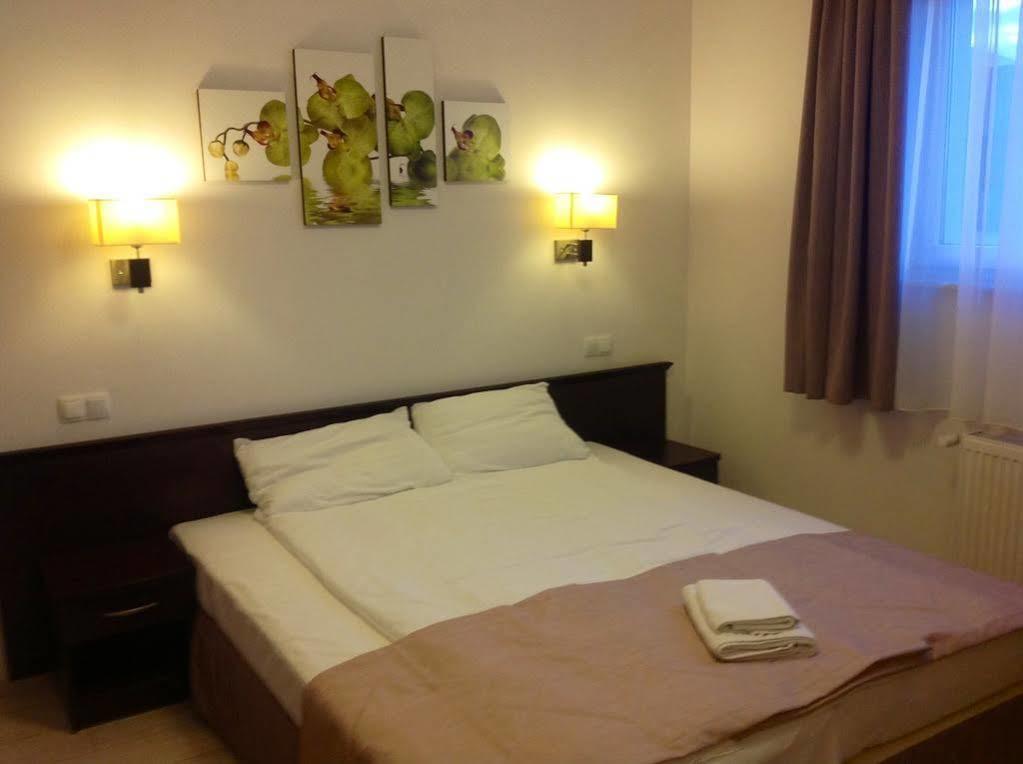 Hotel Feniks グニェズノ エクステリア 写真